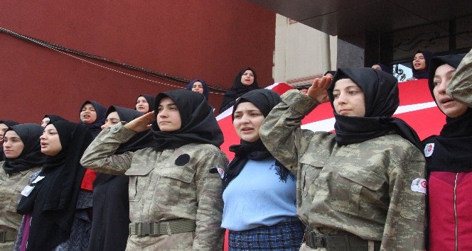 İmam Hatip öğrencilerinden Mehmetçiğe duygusal şiir