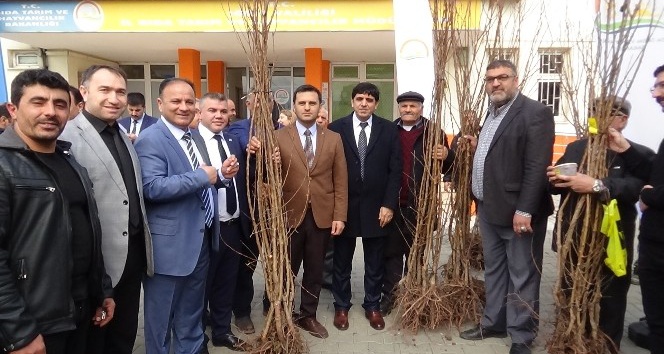 Iğdır’da çiftçiye fidan dağıtımı yapıldı