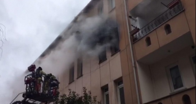 Avcılar&#039;da 3 katlı bir binanın orta katında yangın çıktı
