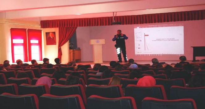 Kaman’da polis ’Güvenli ve doğru internet kullanımı’ eğitimi verdi