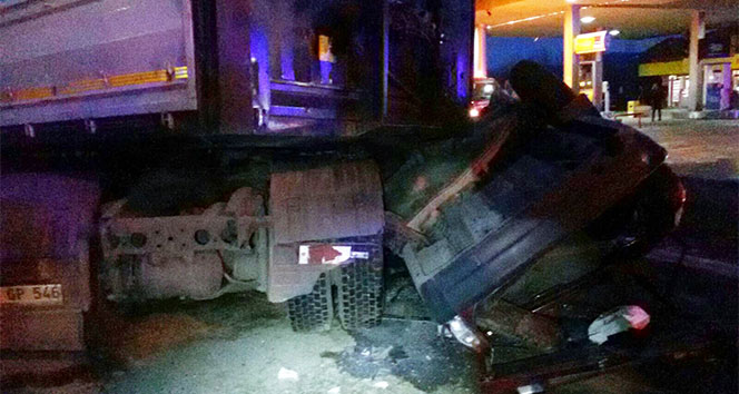 Amasya&#039;da otomobil ile tır çarpıştı: 1 ölü, 3 yaralı