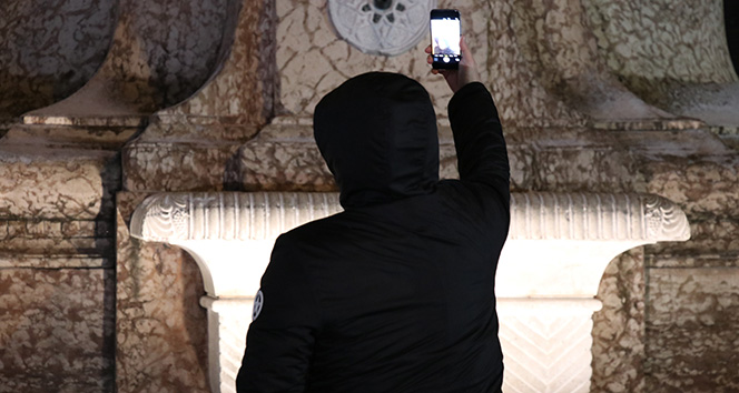 Taksim’de turistlerin Kar selfiesi