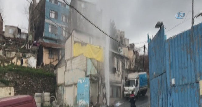 Beyoğlu’nda patlayan isale borusundan yükselen su evlerin boyunu geçti