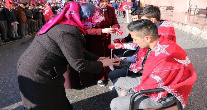 Yozgat’ta ellerine kına yakan öğrenciler, Afrin için gönüllü oldu