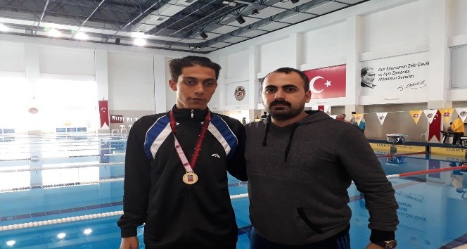 Görme engelli yüzücü Türkiye Şampiyonu oldu
