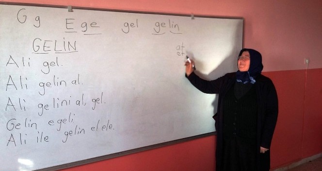 Okuma-yazma öğrenmek için her gün 9 kilometre yol gidiyor