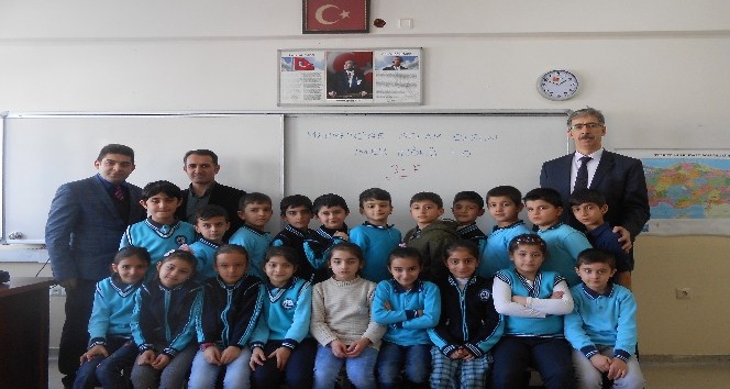 Minikler harçlıklarını Mehmetçik Vakfına Bağışladılar