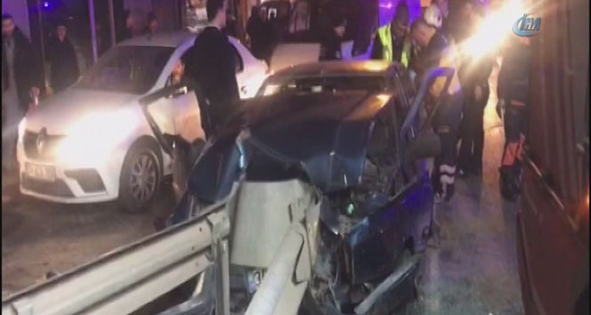 İstanbul Sultanbeyli’de otomobil bariyere çarptı: 4 yaralı