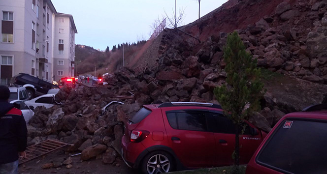 Trabzon&#039;da istinat duvarı çöktü, araçlar altında kaldı