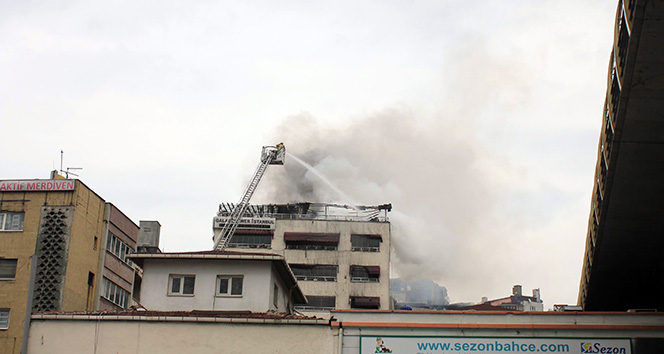 Karaköy&#039;de bir binanın çatısında yangın çıktı