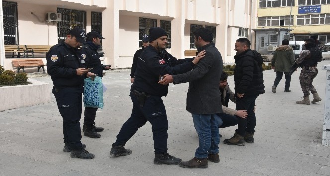 Hakkari’de 450 polisle asayiş uygulaması yapıldı