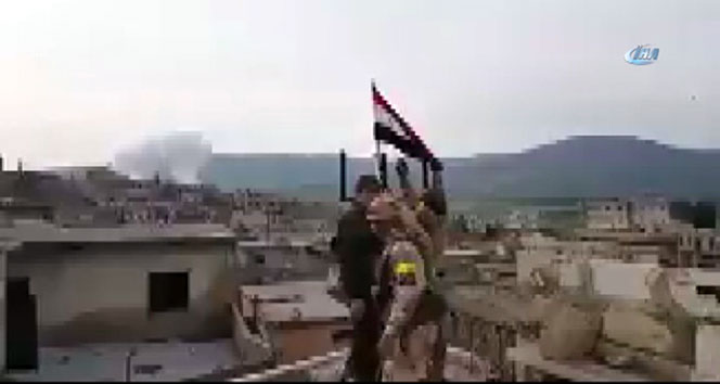 TSK ve ÖSO Raco&#039;ya girdi, Rejim bayrağını indirdi