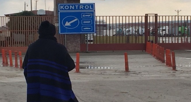 Suriyeli annenin gözü sınır kapısında