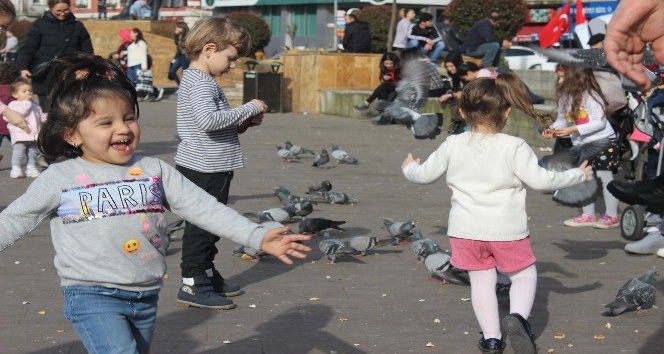 Karadenizli kar beklerken 23 derecelik sıcaklıkla parklara akın etti.