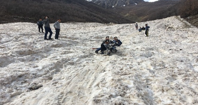 (Özel) Kar yağmayınca çocuklar çığ bölgesinde kızaklarla kaydı