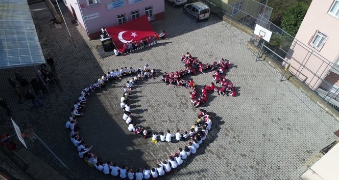 Öğrencilerden Mehmetciğe ay-yıldızlı destek