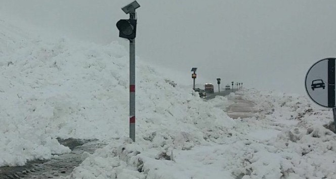Eğribel’de çığ nedeniyle yol ulaşıma bir süre kapandı