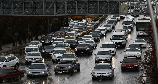 Başkent Mevlana Bulvarı’nda Ankamall trafiği vatandaşları bıktırdı