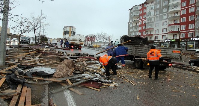 Yozgat’ta şiddetli rüzgar çatıları uçurdu, 1 kişi yaralandı