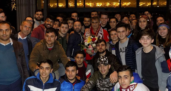 Trabzonsporlu taraftarlar Şenol Güneş&#039;i ziyaret ederek çiçek verdi