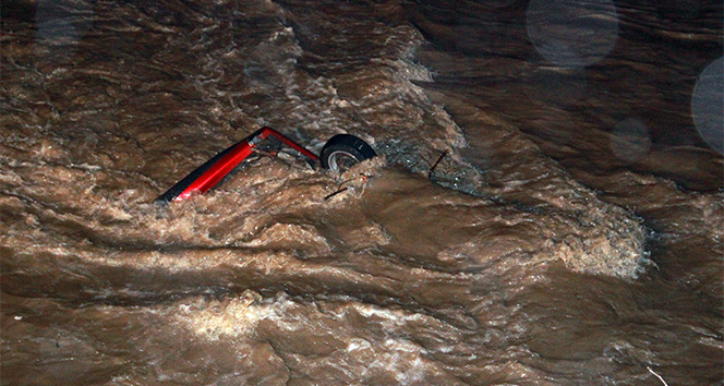 Dereye uçan otomobilde feci şekilde can verdi