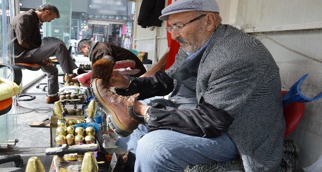 67 senedir ayakkabı boyuyor