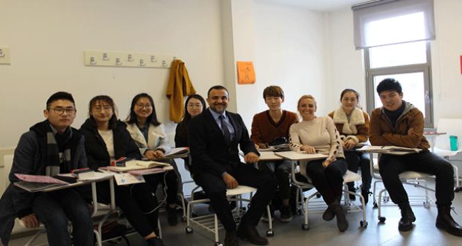 Çinli öğrenciler Türkçe öğreniyor