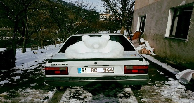 Yerde kar olmayınca arabasının üzerindeki kardan heykel yaptı