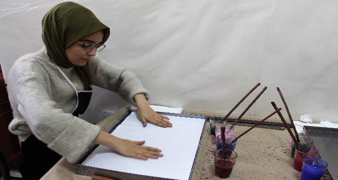 Öğrenciler, Ebru sanatı ile stres atıyor