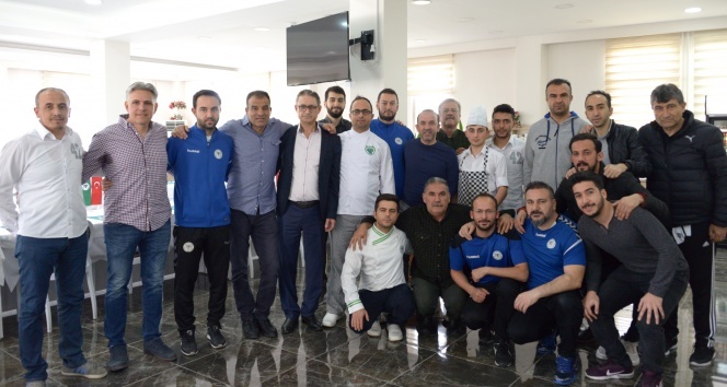 Mehmet Özdilek, futbolcular ve personelle vedalaştı