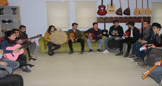 Şırnak’ta açılan kurslar sayesinde gençler sanat öğreniyor
