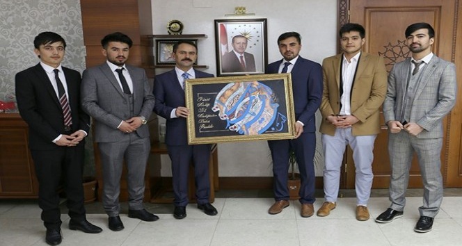 Afgan öğrenciler Vali Aktaş’ı ziyaret etti