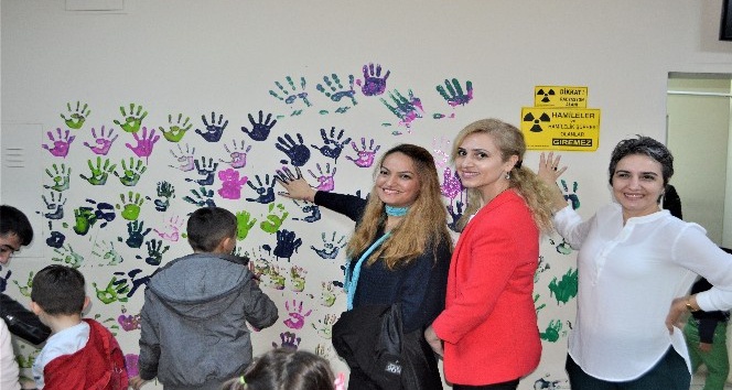 Çocuklar hastane duvarlarını boyadı