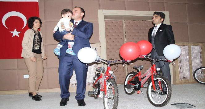 Şehit çocuklarına bisiklet hediye edildi