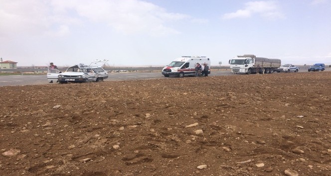 Karaman’da otomobille tır çarpıştı: 2 ölü, 1 yaralı