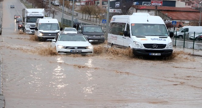 Yozgat’a yollar göle döndü, sürücüler zor anlar yaşadı