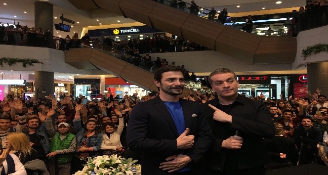 ’Ailecek Şaşkınız’ın İzmir galasında kahkaha tufanı