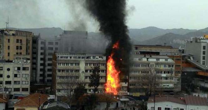 İzmir&#039;de korkutan yangın! Otel alev alev yandı