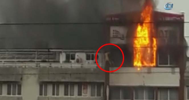 Yangın çıkan otel binasından atlayanlar kamerada