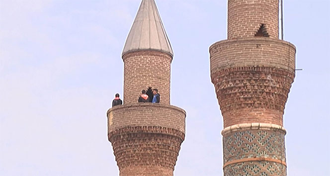 Tarihi minarede tehlikeli özçekim