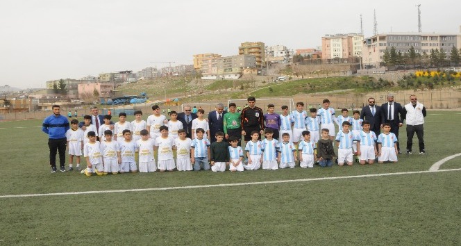 Beytüşşebap’ta buldukları bayrağı direğe asan çocuklar İspanya’ya gidecek