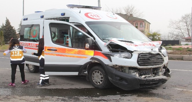 Ambulansla kamyon çarpıştı: 1 yaralı