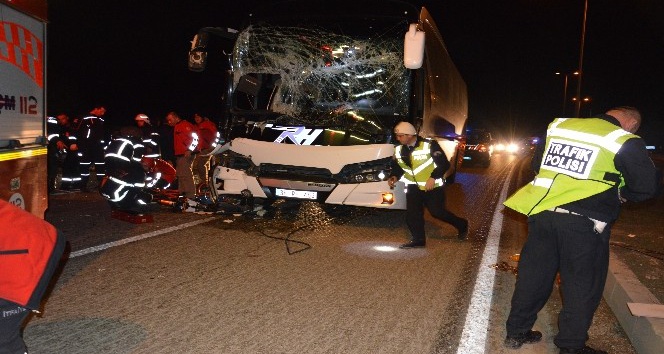 Yolcu otobüsü tıra çarptı: 1 ölü, 1 yaralı