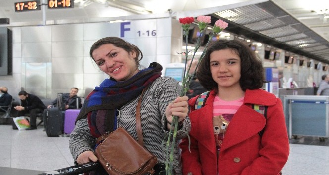 Kadın yolculara Atatürk Havalimanı’nda çiçekli karşılama