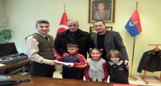 Minikler ilk mektuplarını Mehmetçiğe yazdı