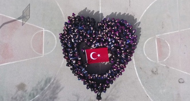Öğrenciler Dünya Kadınlar Günü için kalp figürü oluşturdular