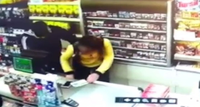 Gaspçının market çalışanı kadına dayağı kamerada