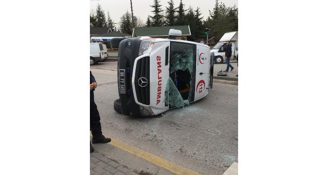 Başkent’te ambulans ile otomobil çarpıştı: 6 yaralı