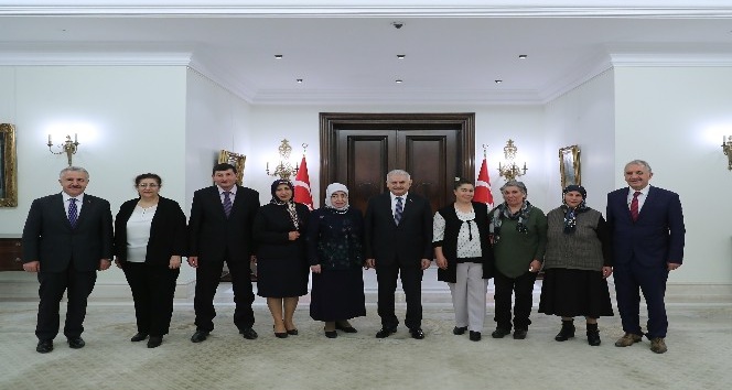 Başbakan Yıldırım köyünü Türkiye’ye tanıtan Zümran Ömür’ü kabul etti