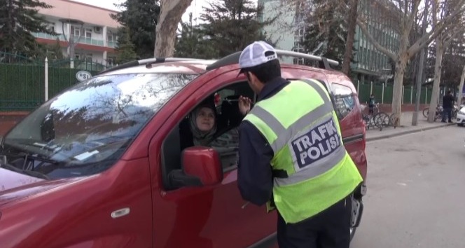 Konya’da trafik polisinden kadın sürücülere karanfil sürprizi